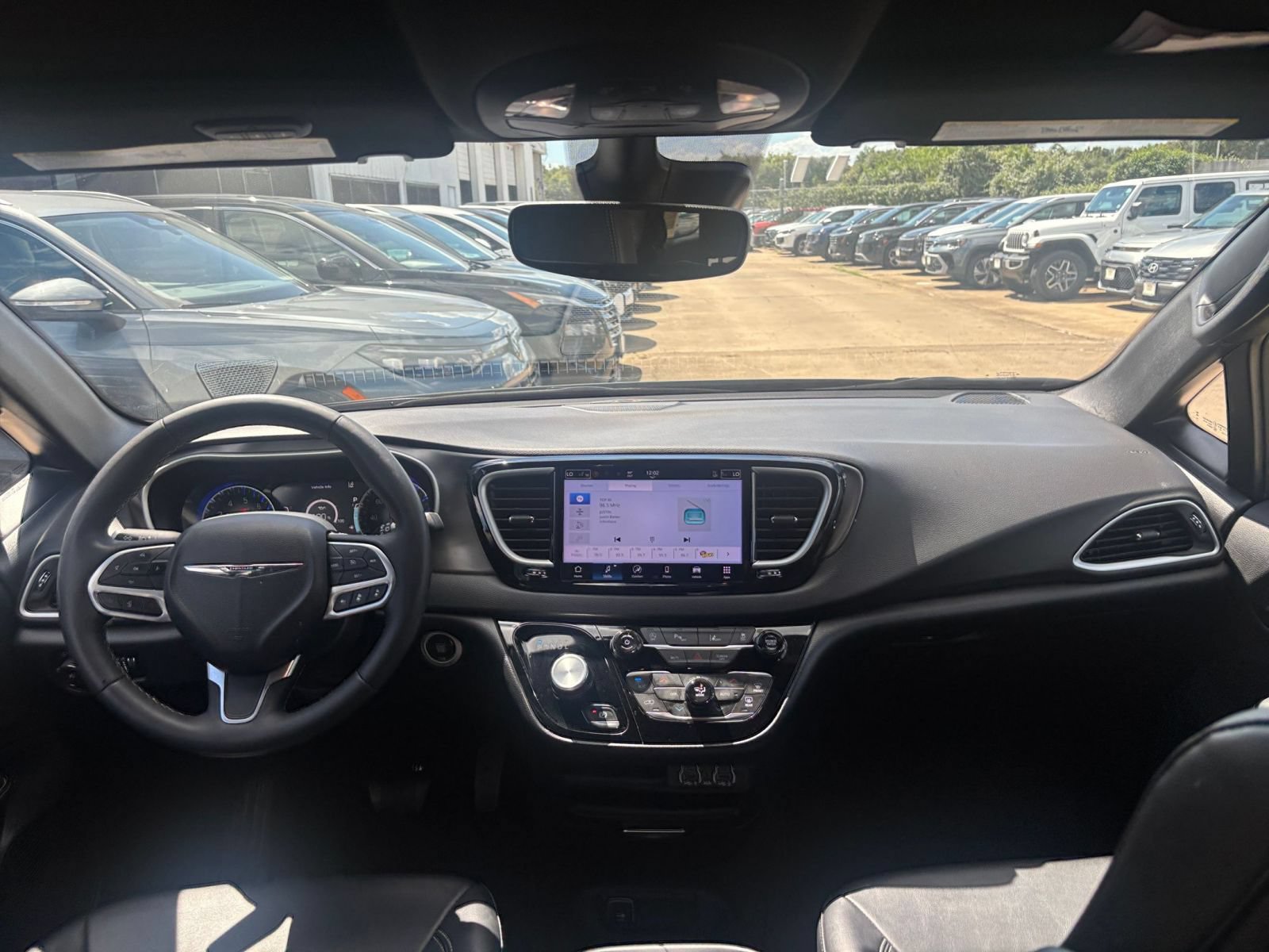Used 2025 Chrysler Pacifica Select FWD image 35