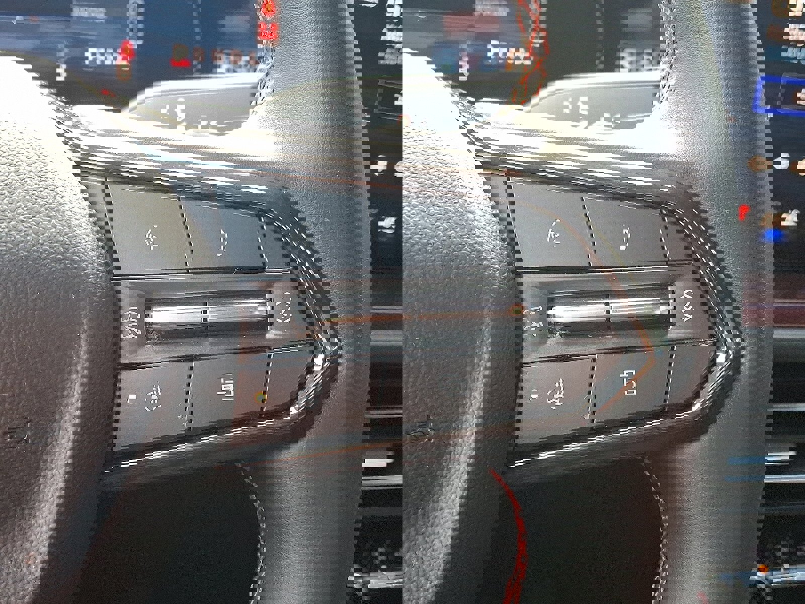 Used 2024 Chevrolet Traverse RS image 25