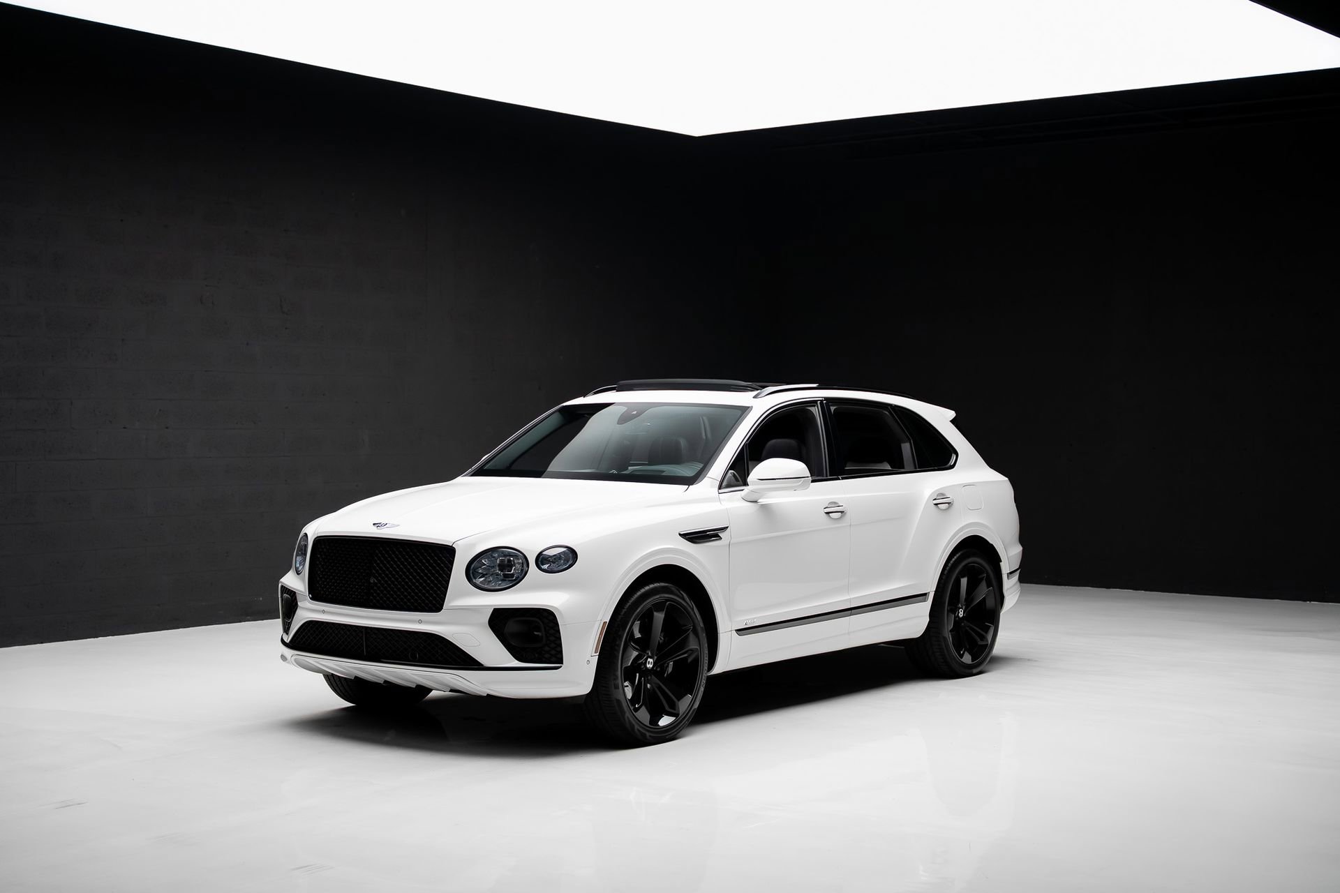 Used 2021 Bentley Bentayga Plug-In Hybrid AWD/4WD image 4