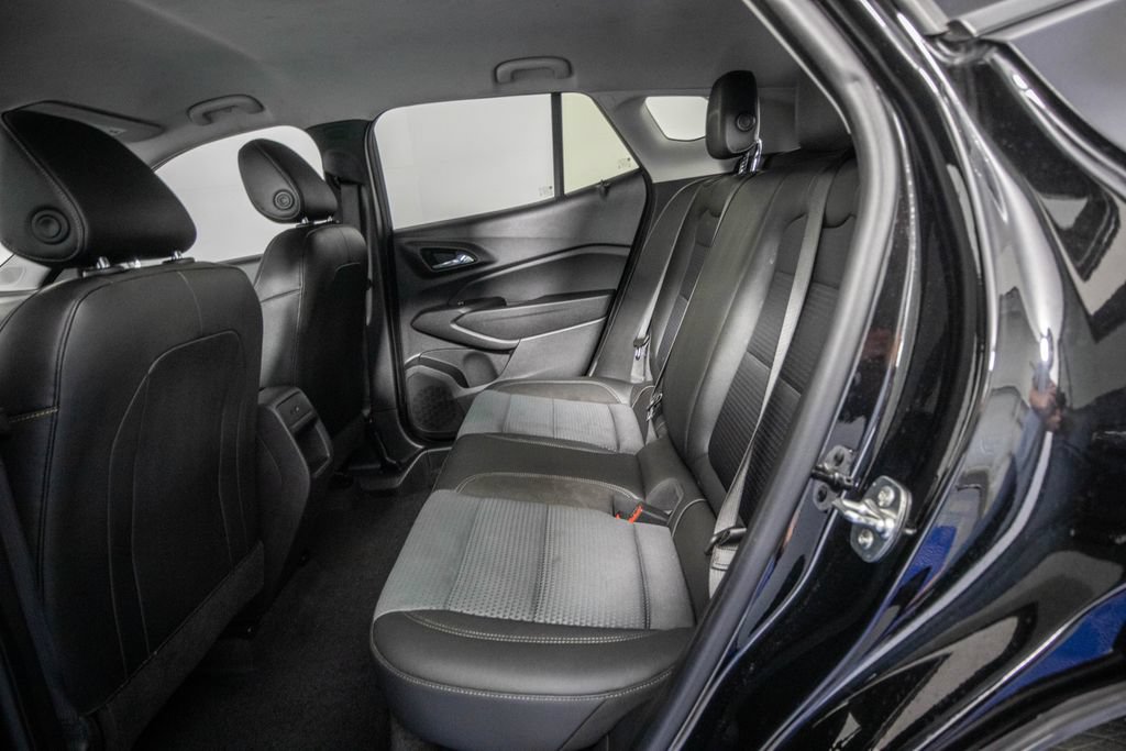 Used 2025 Chevrolet Trax LT FWD image 10