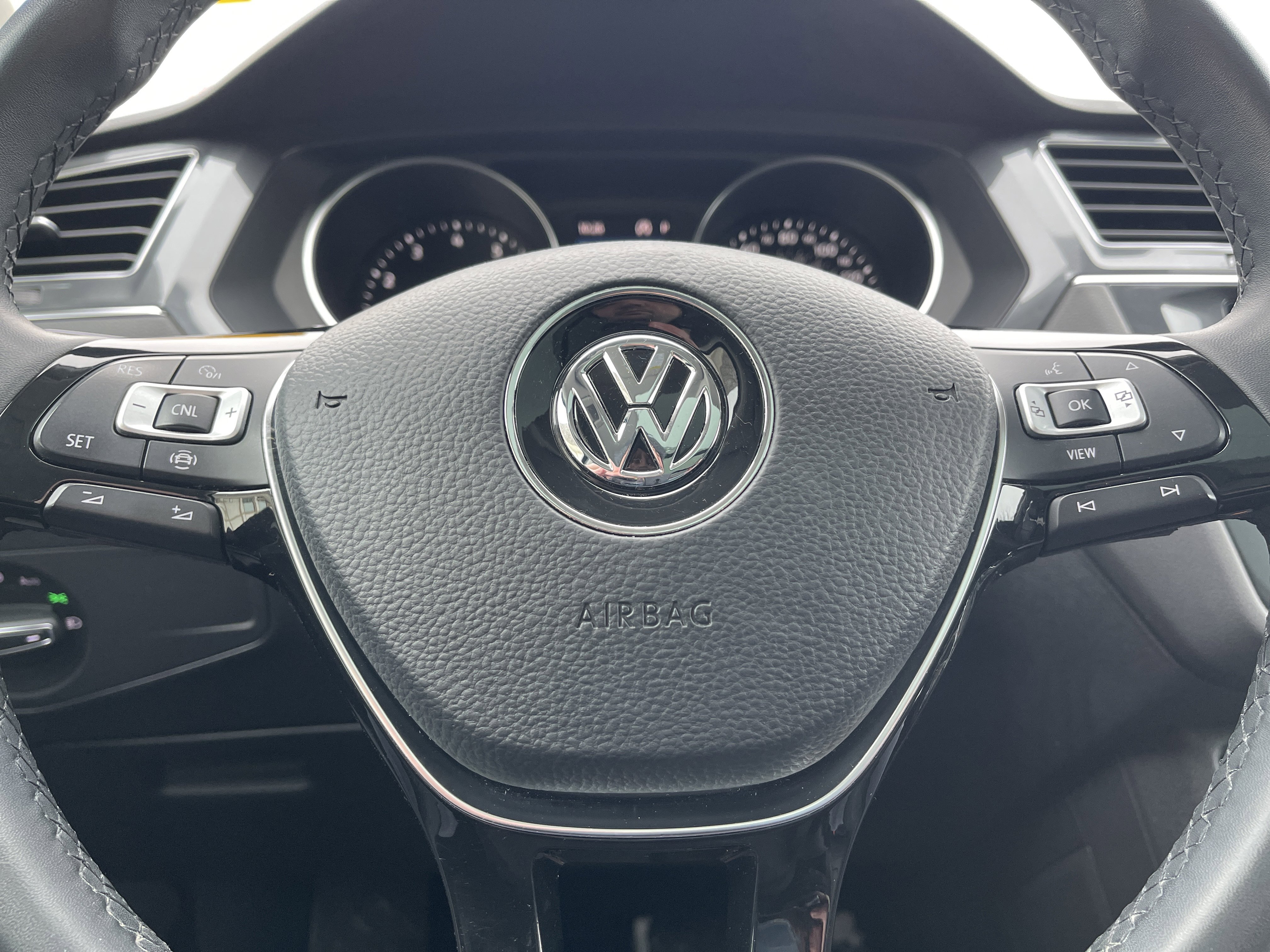 Used 2020 Volkswagen Tiguan SE w/ Panoramic Sunroof Package image 15