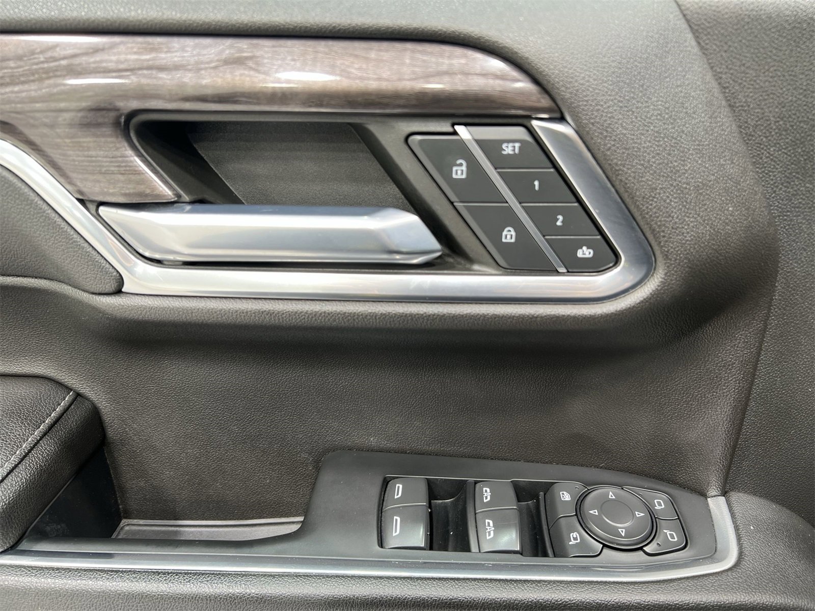 Used 2022 Chevrolet Silverado 1500 LTZ w/ Z71 Off-Road Package image 13