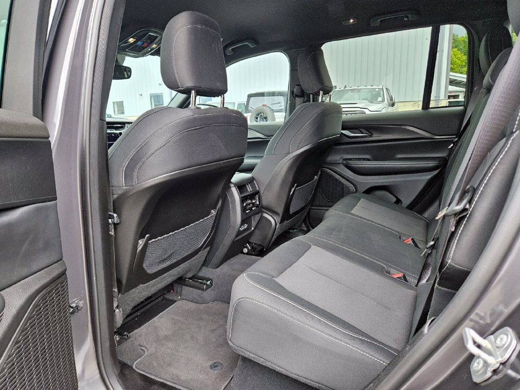 Used 2024 Jeep Grand Cherokee Laredo AWD/4WD image 16