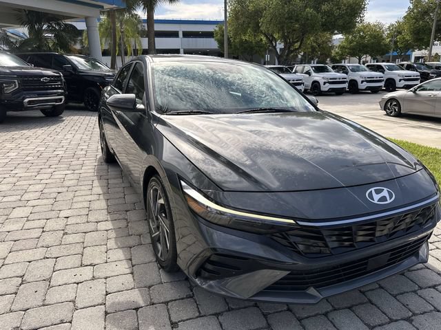Used 2025 Hyundai Elantra SEL FWD image 17