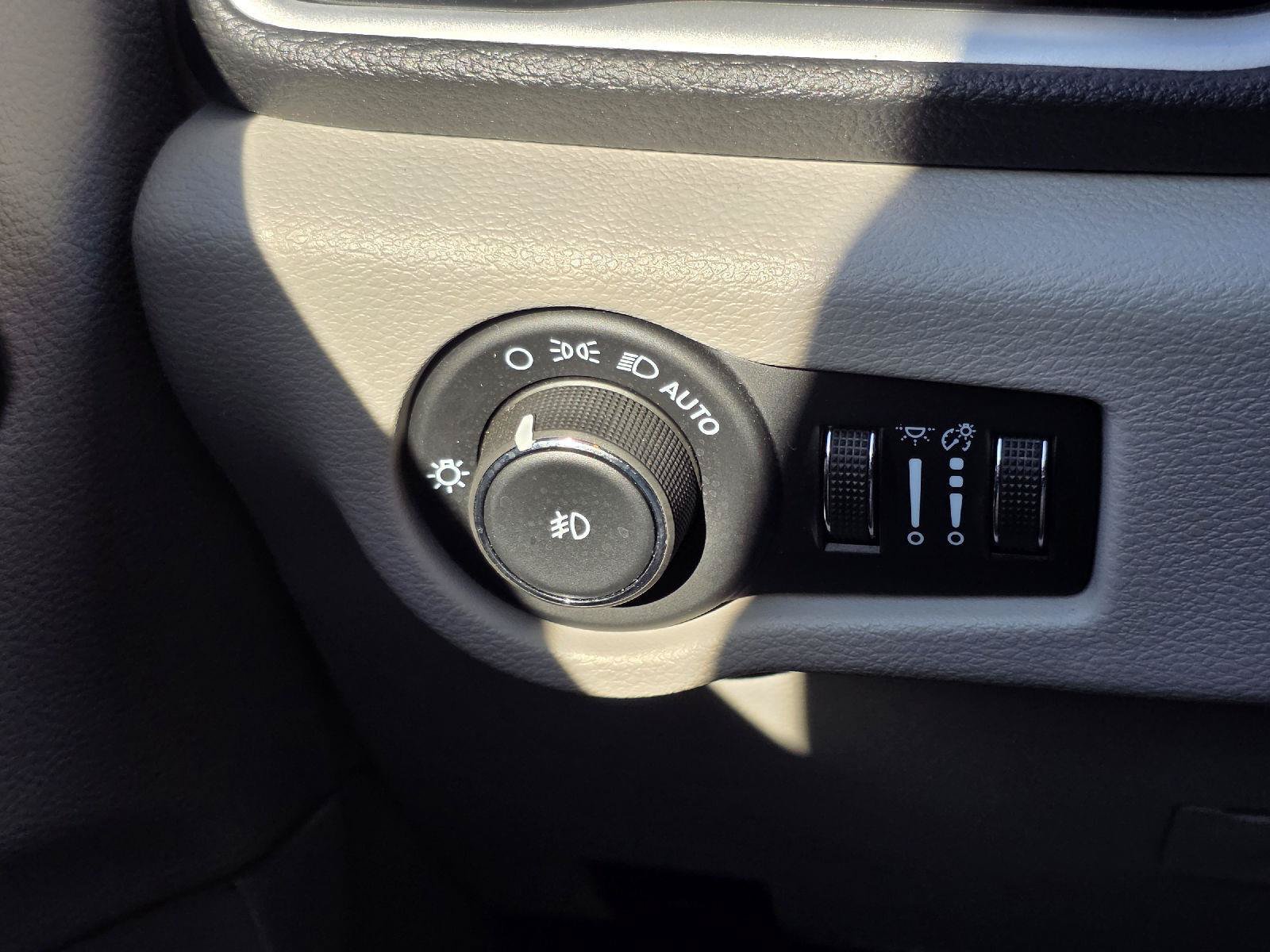 Used 2024 Chrysler Pacifica Touring-L FWD image 11