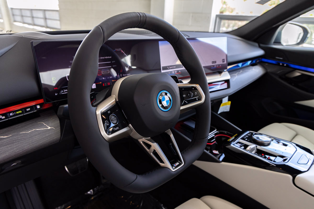 Certified 2026 BMW 550e xDrive w/ Premium Package AWD/4WD image 19