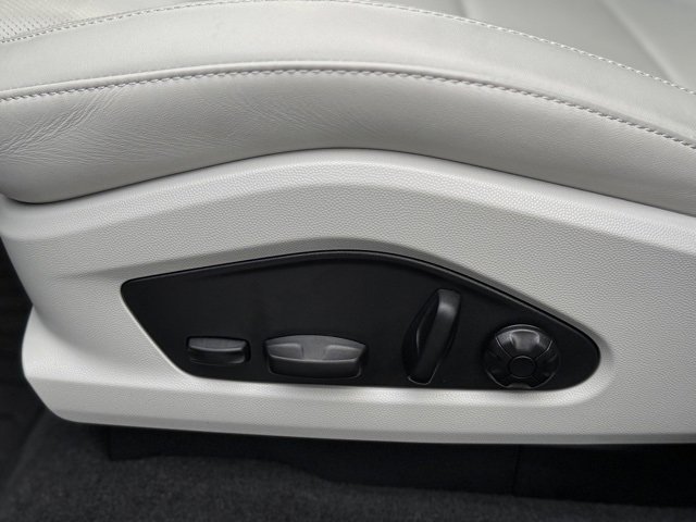 Certified 2025 Porsche Macan 4 Electric image 16