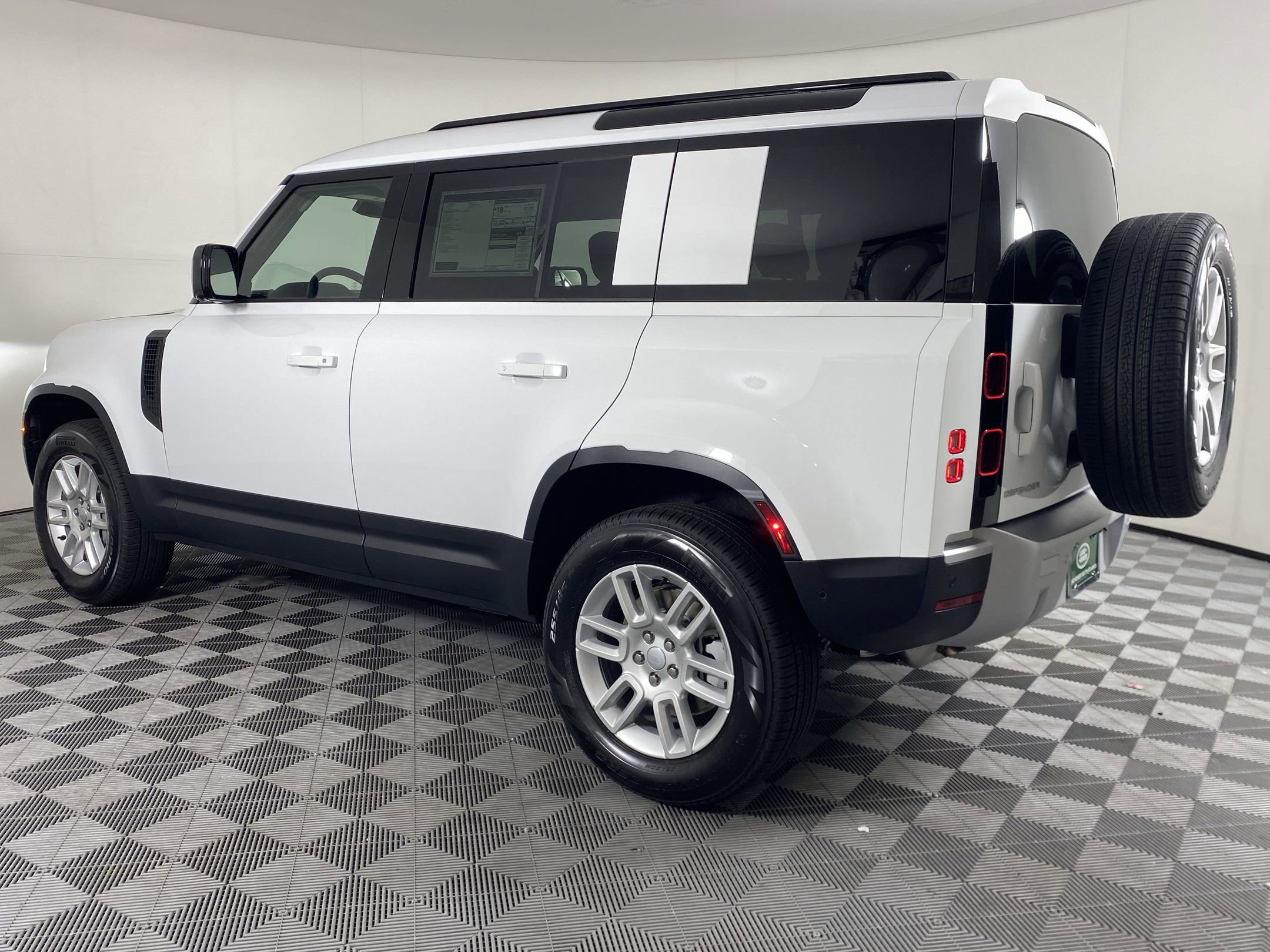 Used 2025 Land Rover Defender 110 S image 3