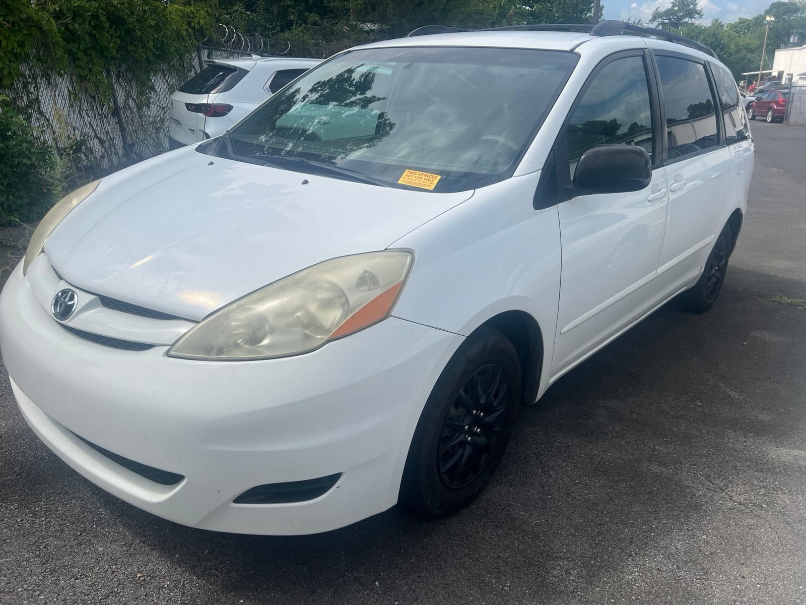 Used 2010 Toyota Sienna LE FWD image 1