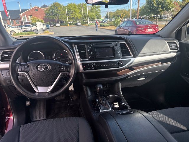 Used 2019 Toyota Highlander LE AWD/4WD image 14