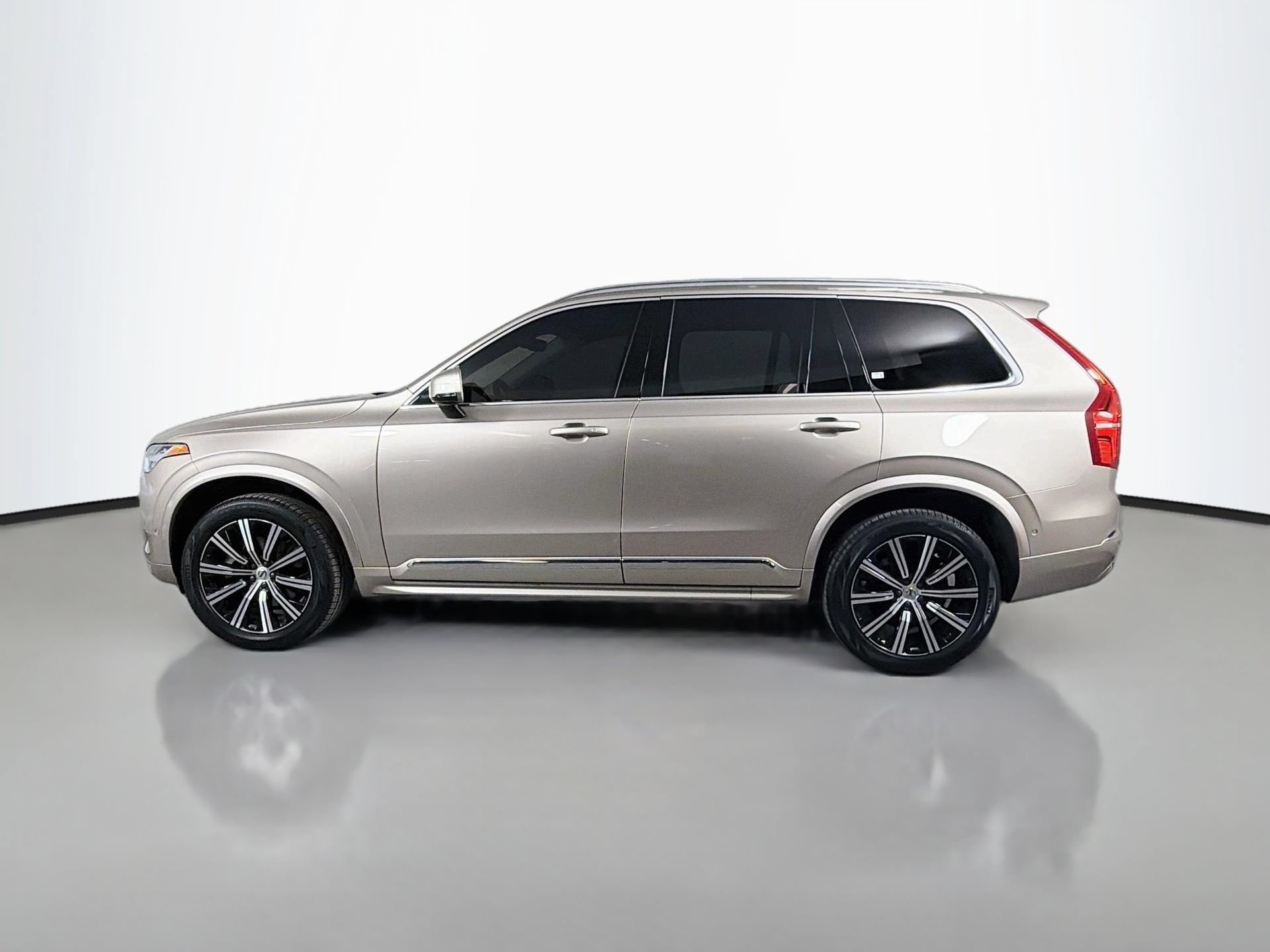 Certified 2024 Volvo XC90 B5 Plus AWD/4WD image 9
