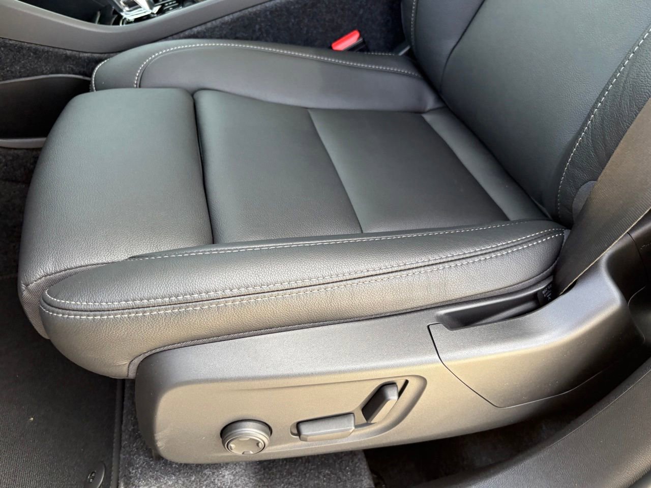 New 2026 Volvo XC40 B4 Plus w/ Protection Package Premier image 20