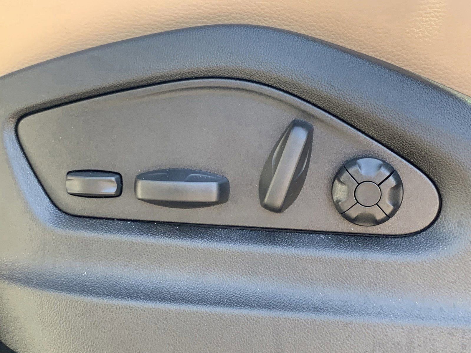 Used 2025 Porsche Cayenne image 21