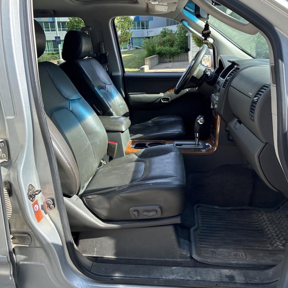 Used 2007 Nissan Pathfinder LE w/ LE Navigation Pkg AWD/4WD image 13