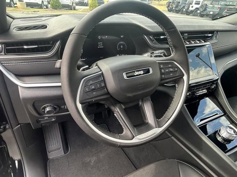 New 2025 Jeep Grand Cherokee Altitude image 9