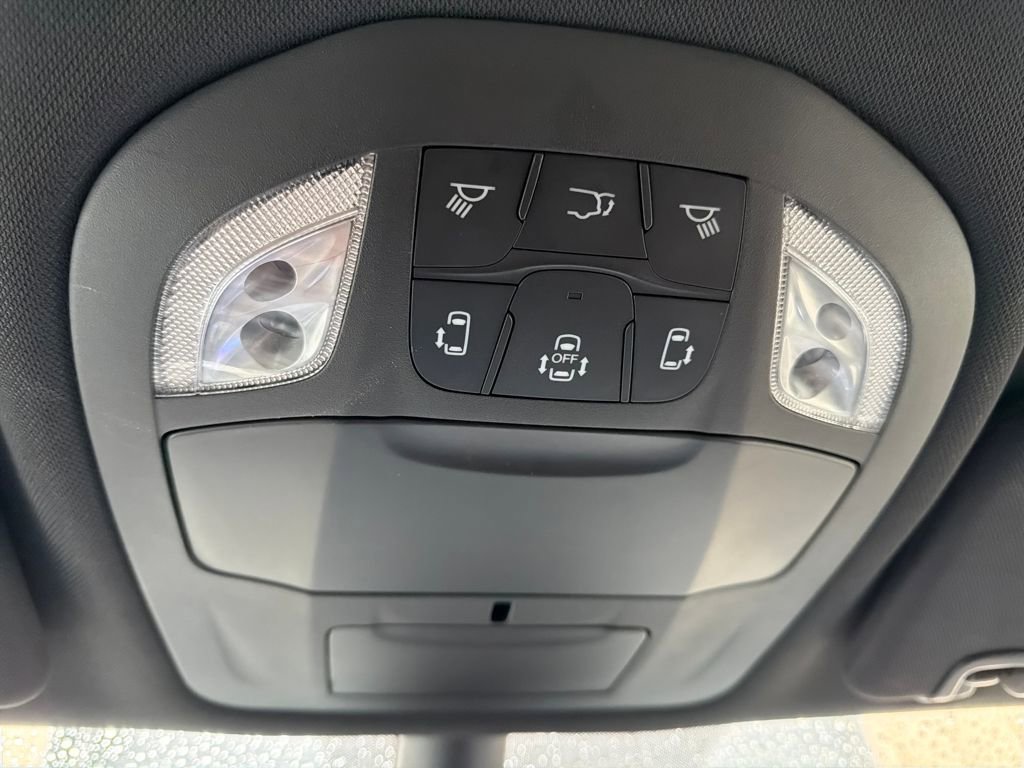 Used 2025 Chrysler Pacifica Select image 34