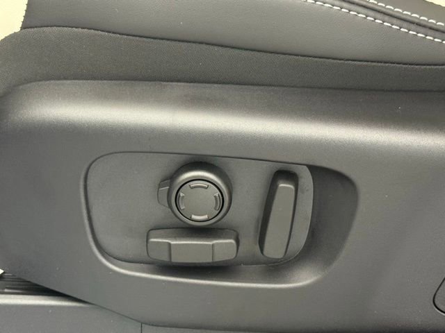 Certified 2025 Land Rover Discovery Dynamic SE image 32