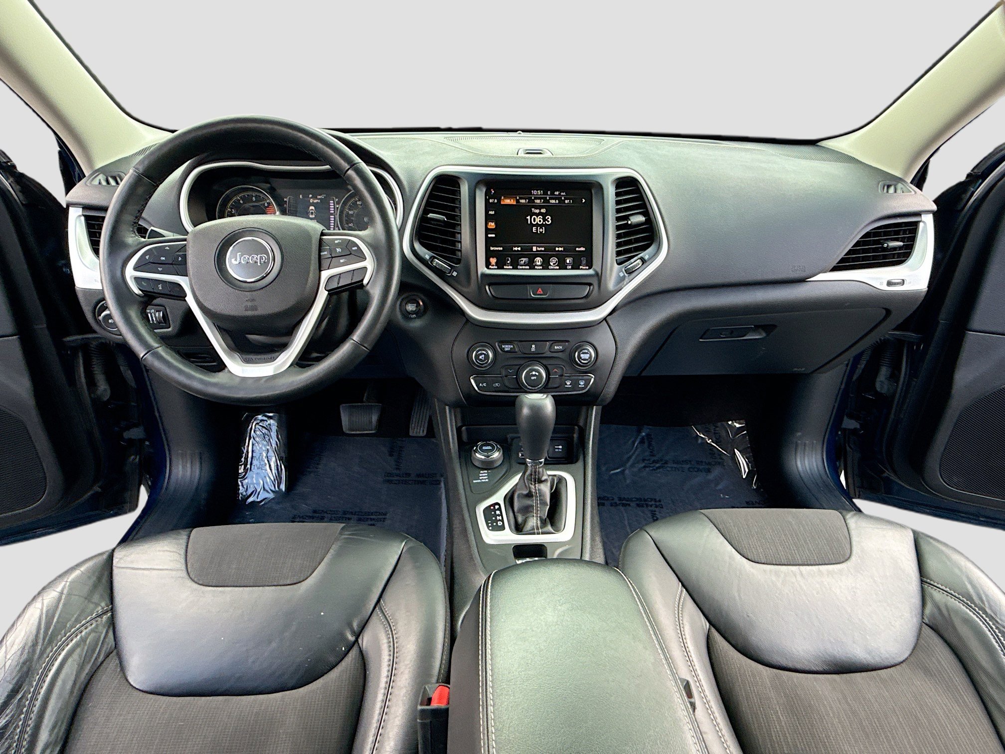 Used 2018 Jeep Cherokee Latitude Plus w/ Cold Weather Group AWD/4WD image 3