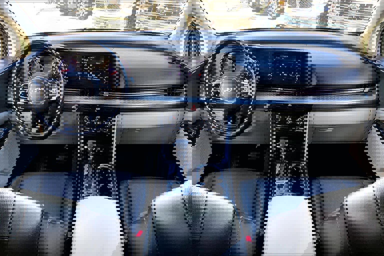 Used 2022 Kia Carnival LX image 15