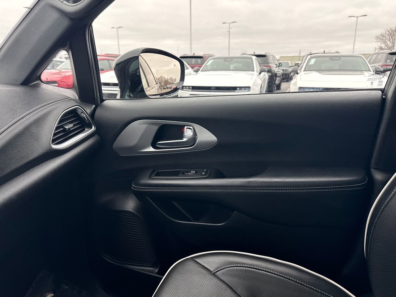 Used 2025 Chrysler Pacifica Premium image 28