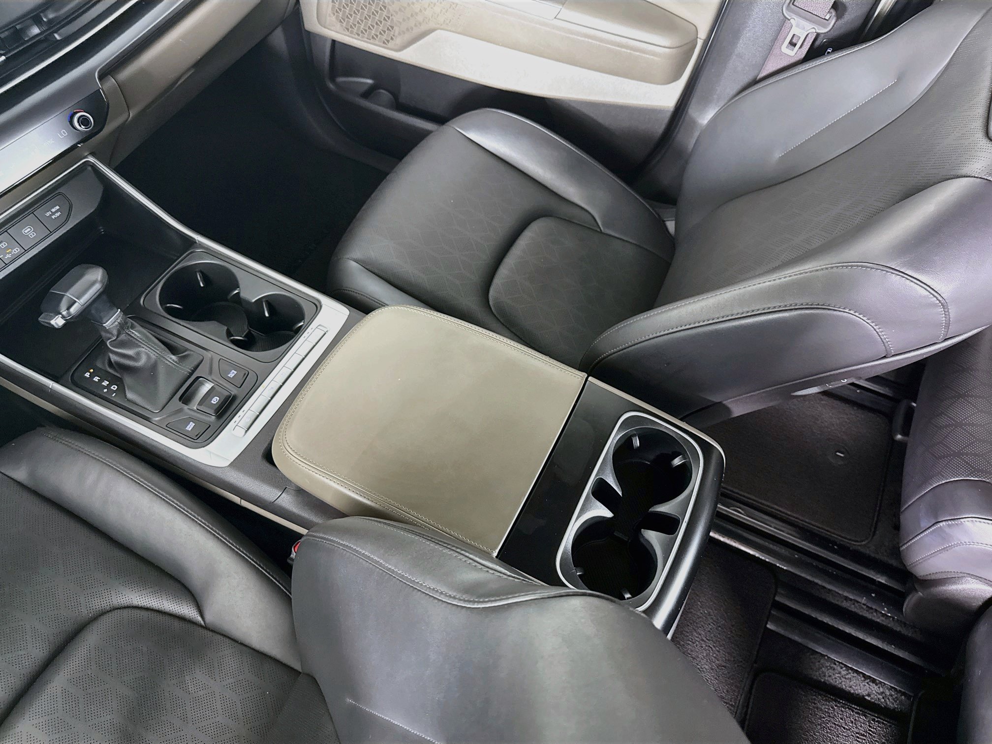 Used 2025 Kia Carnival FWD image 28