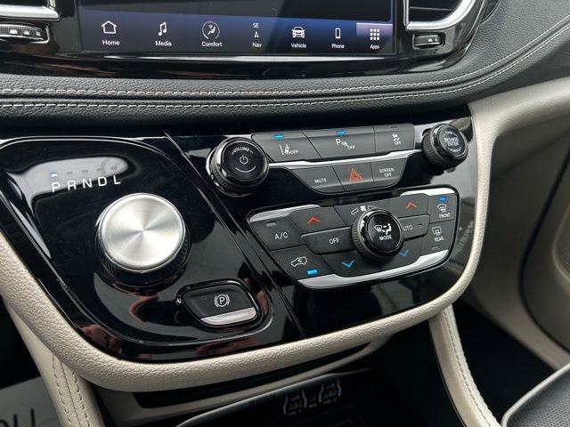 Used 2023 Chrysler Pacifica Limited image 21
