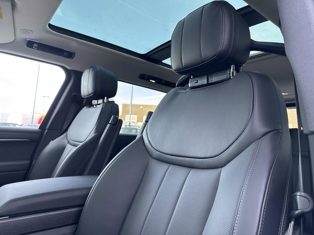 New 2026 Land Rover Range Rover Long Wheelbase SE image 21