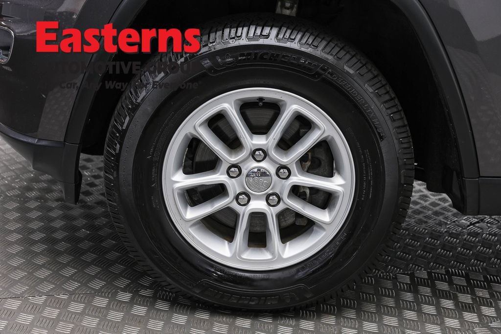 Used 2020 Jeep Grand Cherokee Laredo AWD/4WD image 31