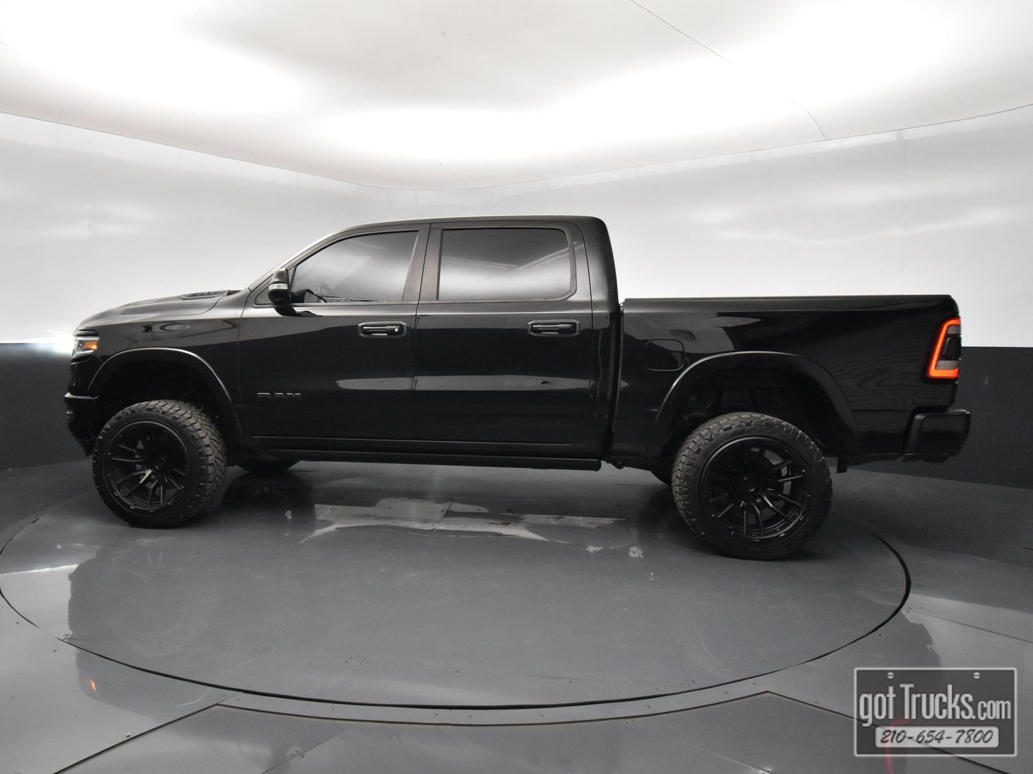 Used 2020 RAM 1500 Limited w/ Black Appearance Package AWD/4WD image 3