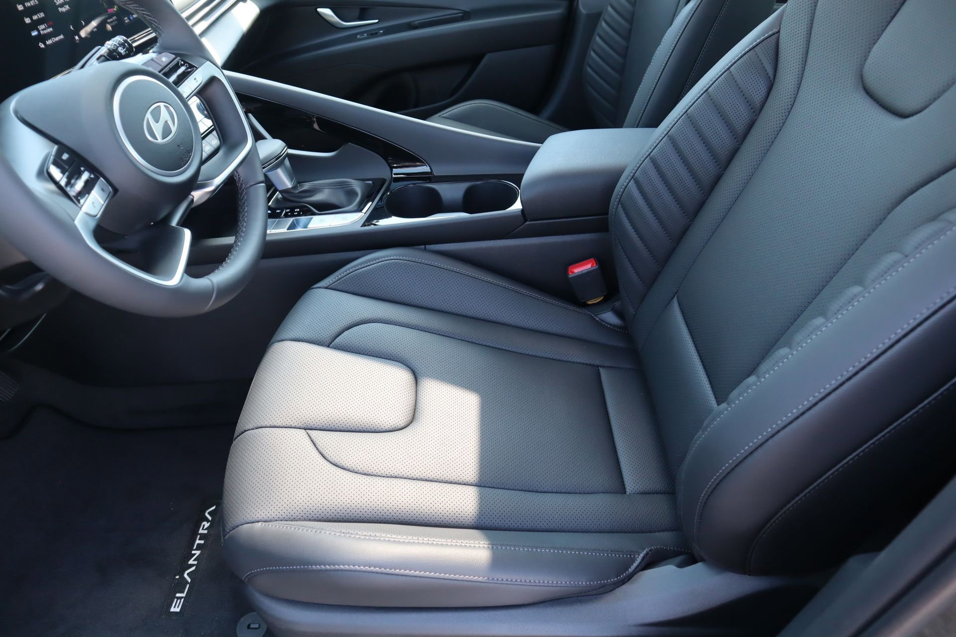 New 2025 Hyundai Elantra Limited image 17