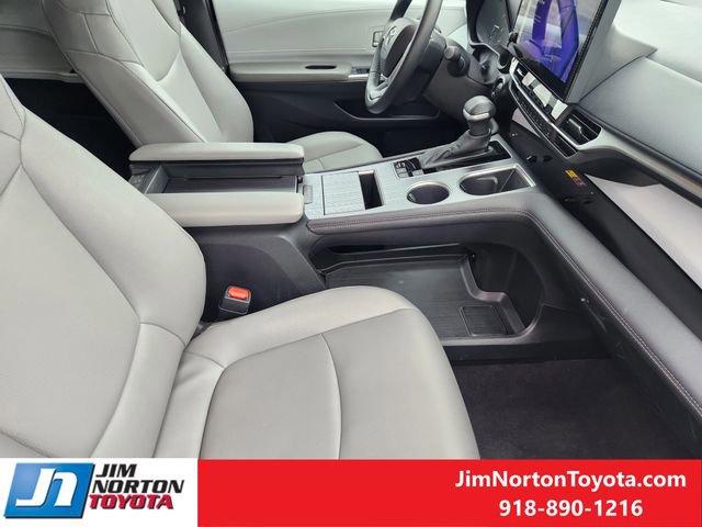 Used 2025 Toyota Sienna XLE image 15