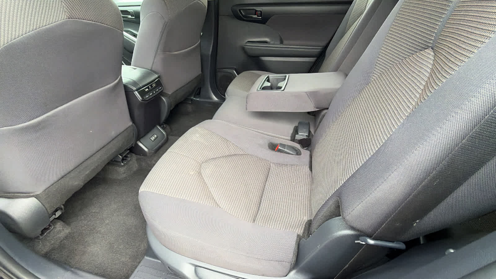 Used 2025 Toyota Highlander LE FWD image 24