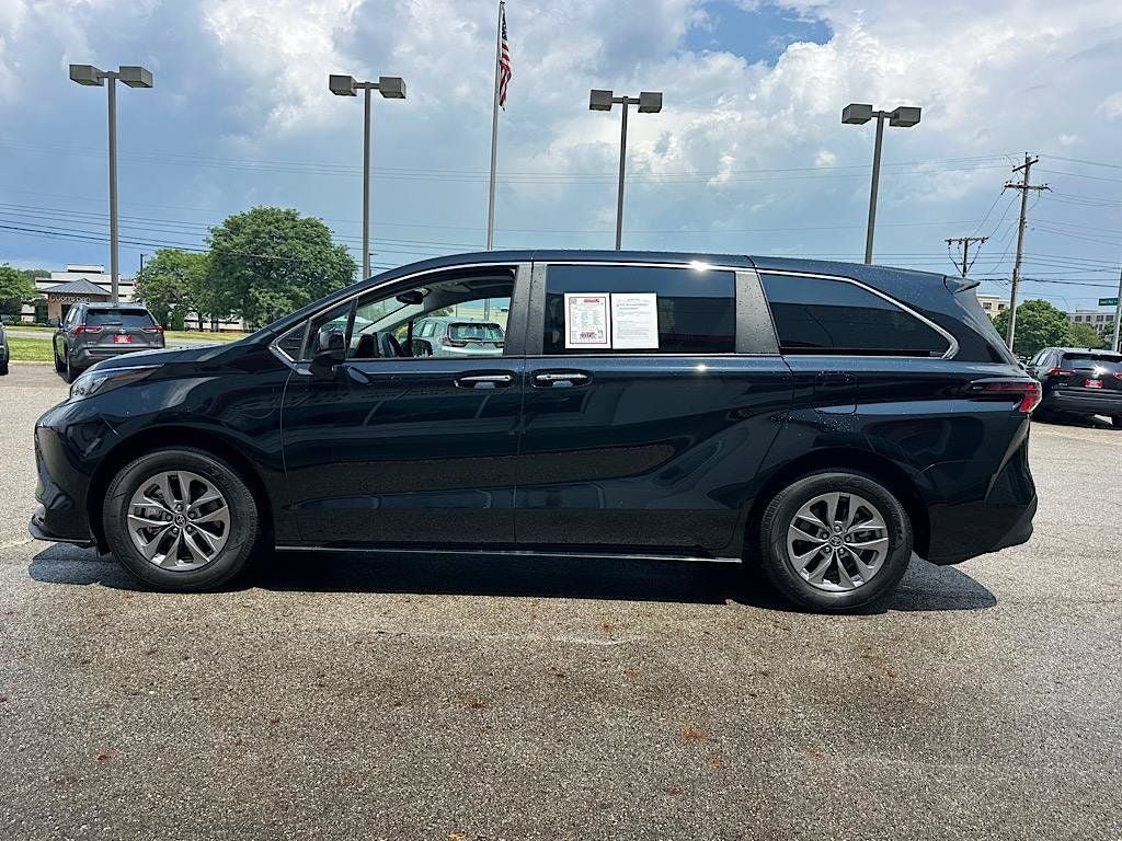 Certified 2025 Toyota Sienna XLE FWD image 2