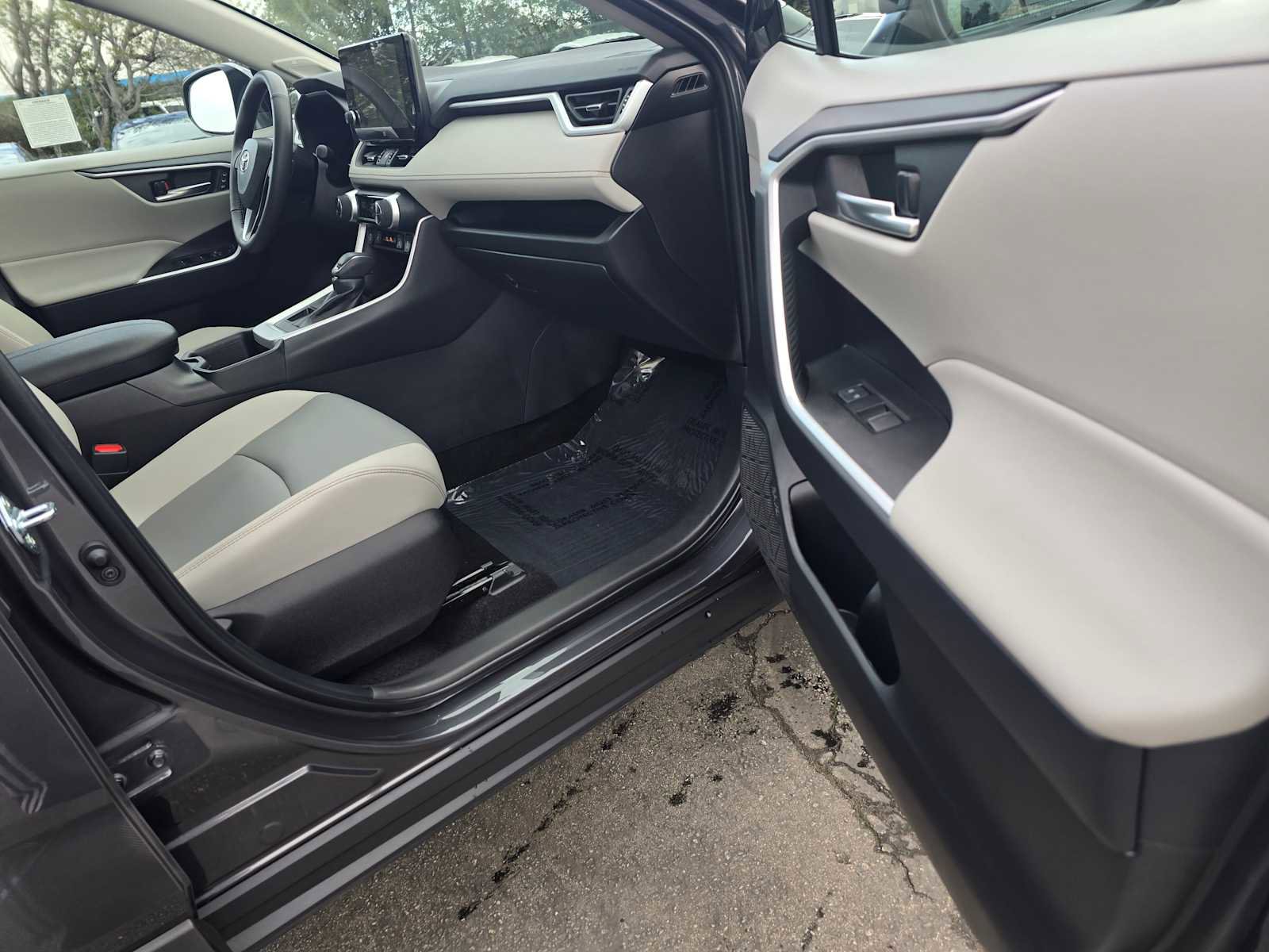 Used 2025 Toyota RAV4 XLE Premium image 10