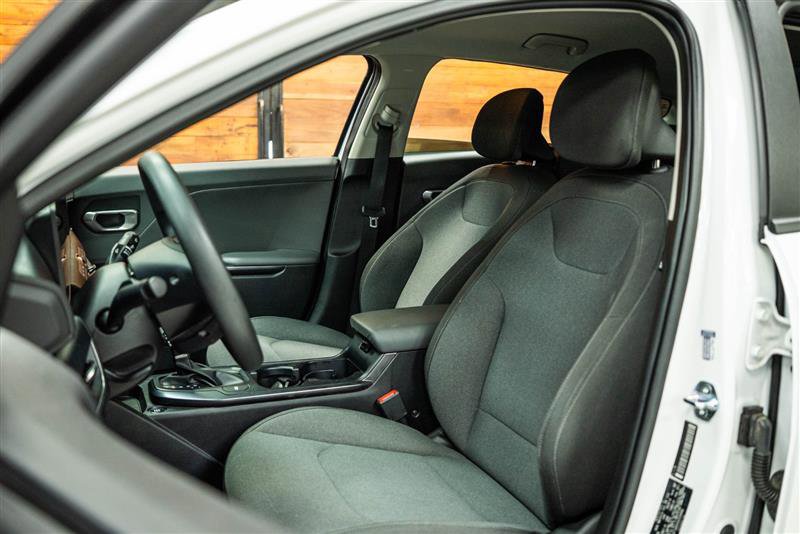 Used 2025 Kia K4 LX image 9