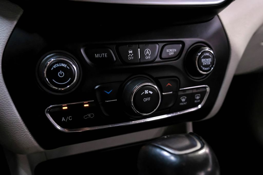 Used 2021 Jeep Cherokee Latitude Lux FWD image 26