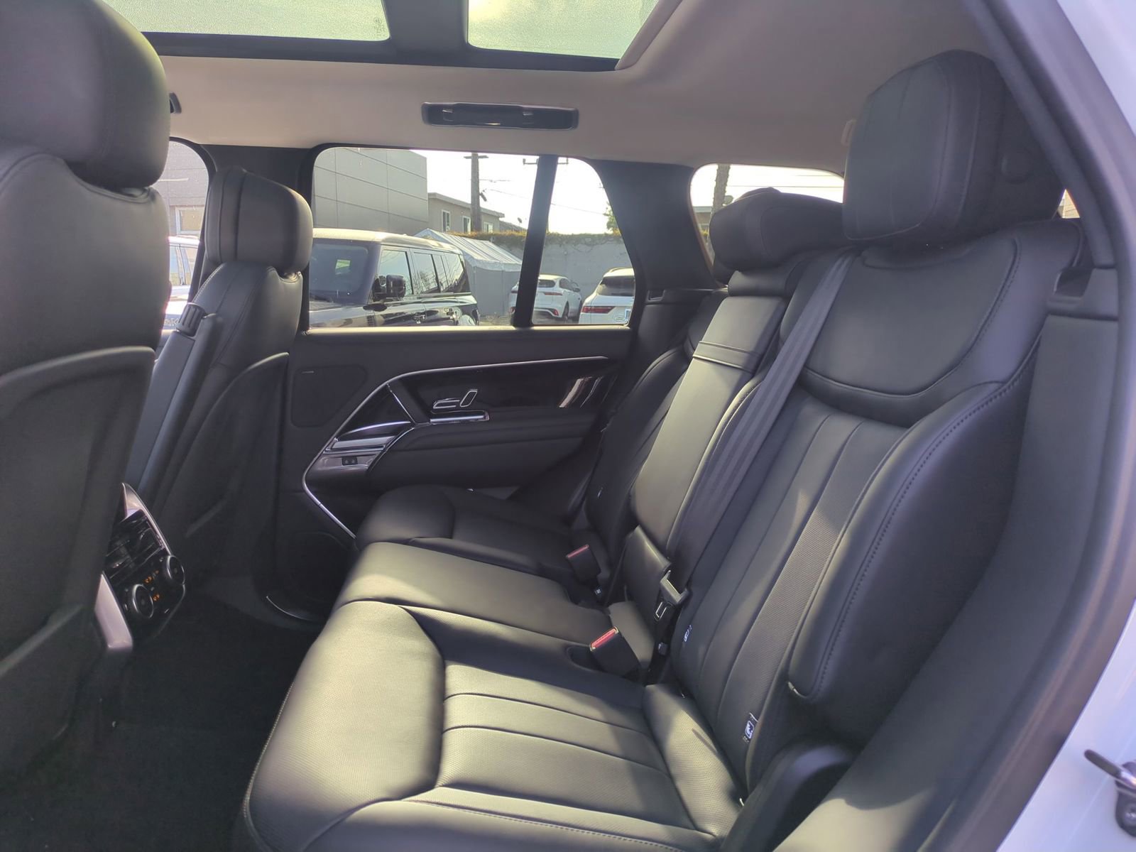 Used 2024 Land Rover Range Rover SE image 25