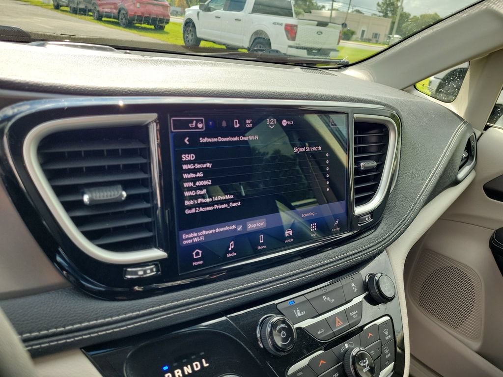 Used 2023 Chrysler Pacifica Touring-L FWD image 34