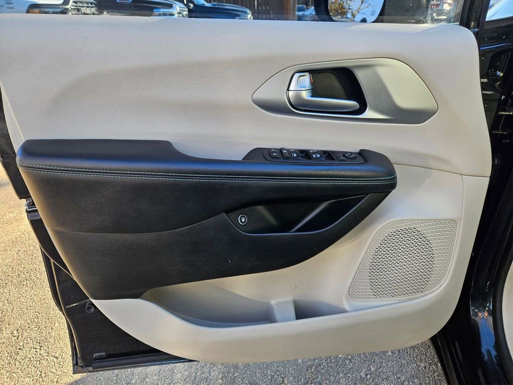 Certified 2018 Chrysler Pacifica Touring-L image 11