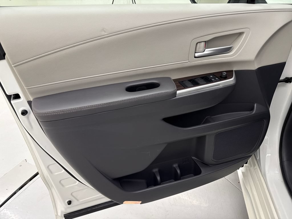 Used 2021 Toyota Sienna XLE w/ XLE Plus Package FWD image 11
