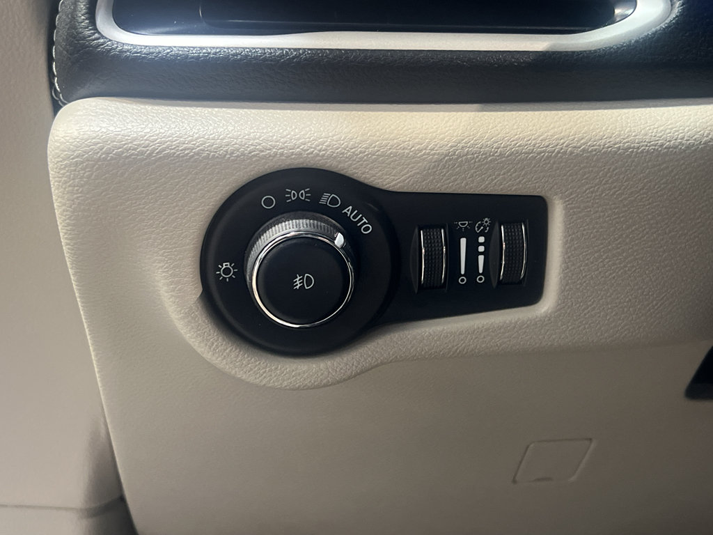 Used 2023 Chrysler Pacifica Touring-L FWD image 15