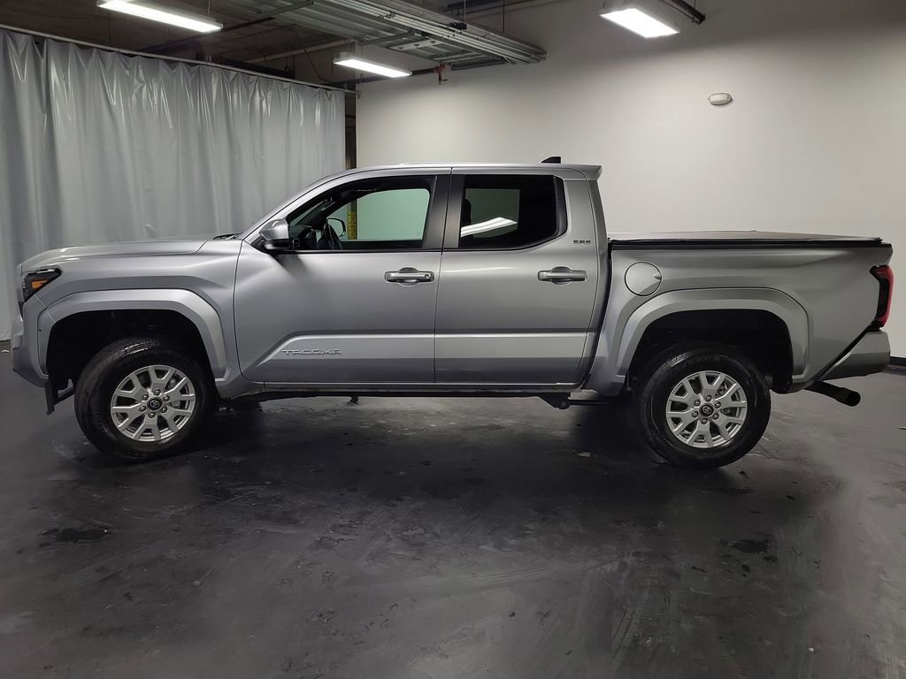 Used 2026 Toyota Tacoma SR5 AWD/4WD image 5
