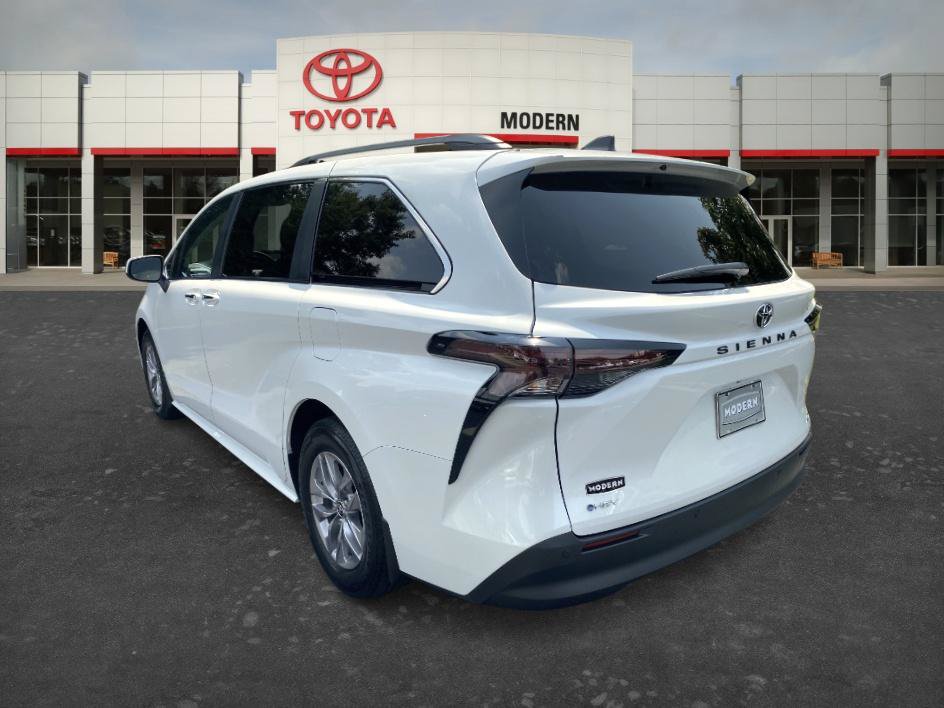 Certified 2026 Toyota Sienna XLE FWD image 7
