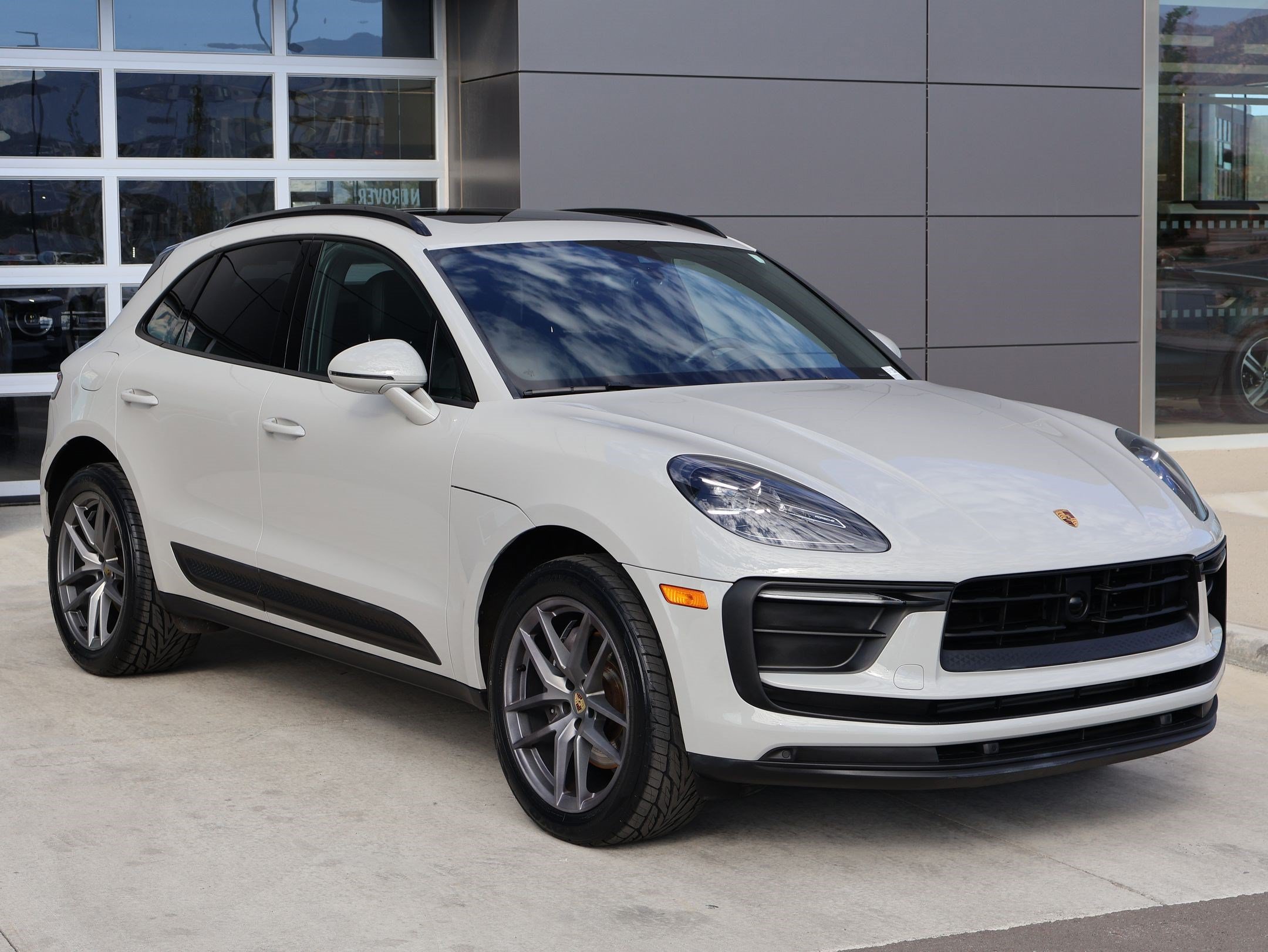 Used 2023 Porsche Macan AWD/4WD image 3