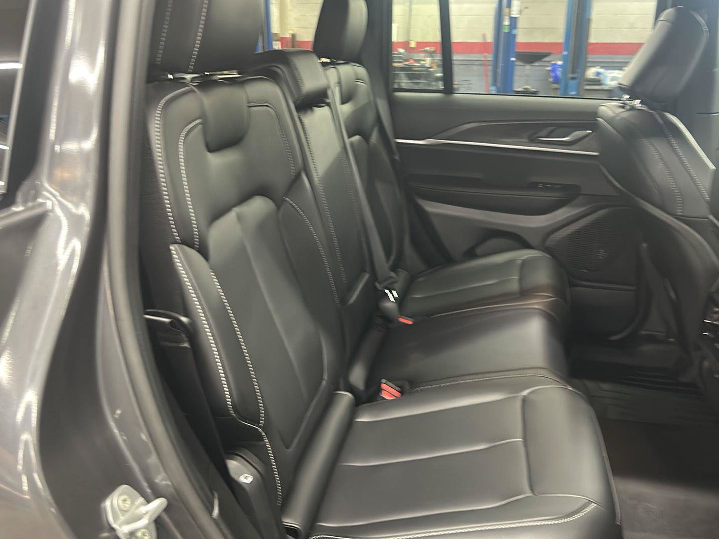 Used 2025 Jeep Grand Cherokee Limited AWD/4WD image 10