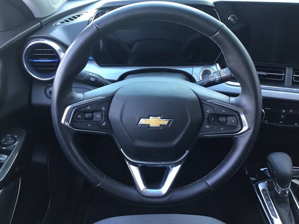 Used 2025 Chevrolet Trax LT w/ LT Convenience Package image 18