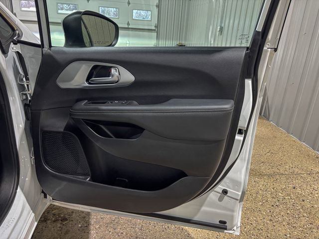 Used 2023 Chrysler Pacifica Touring image 24