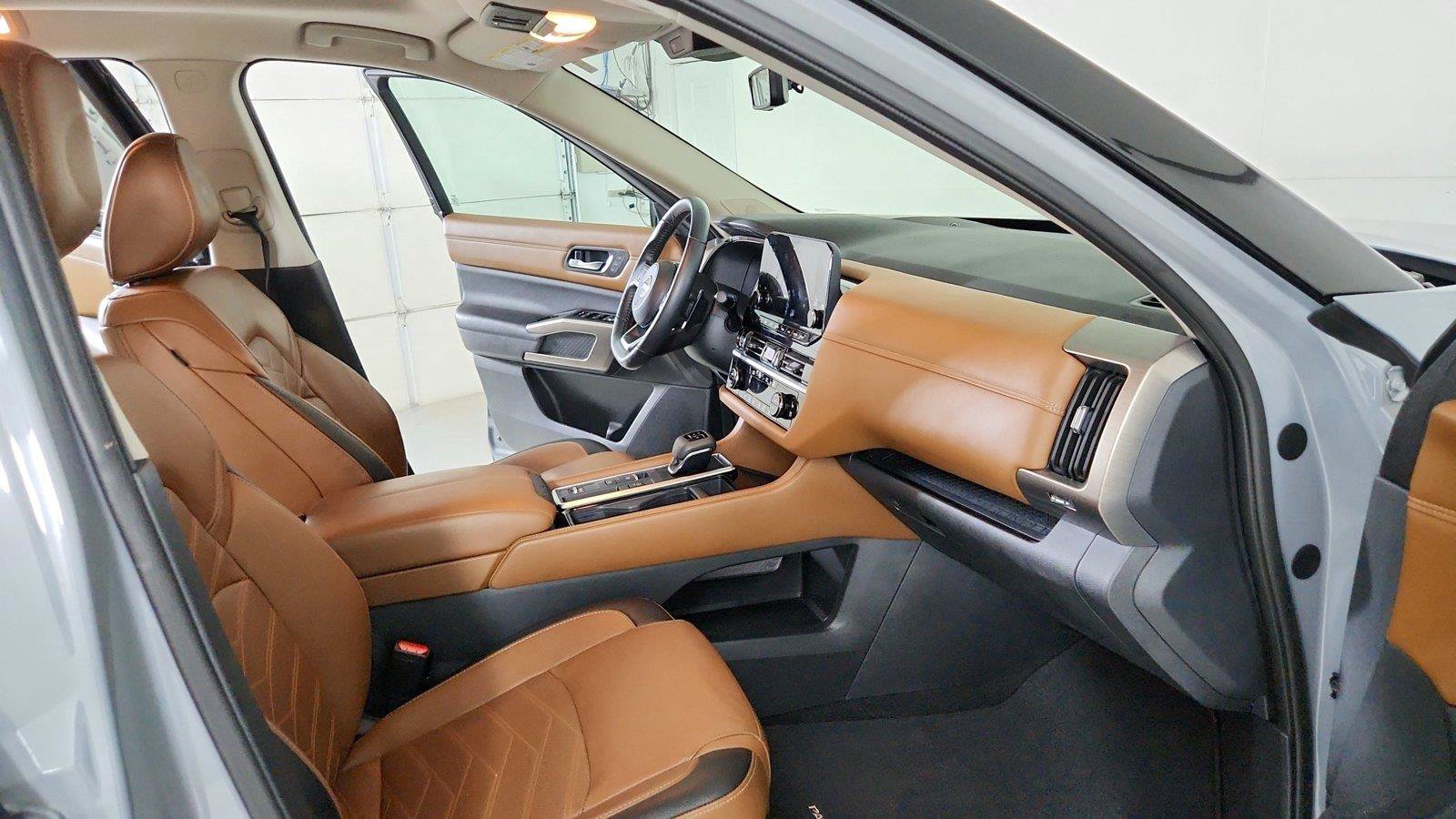 Used 2024 Nissan Pathfinder Platinum FWD image 23