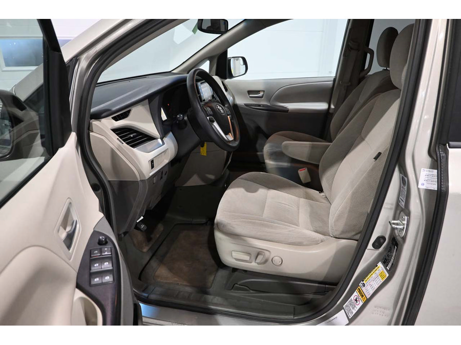 Used 2015 Toyota Sienna LE FWD image 13