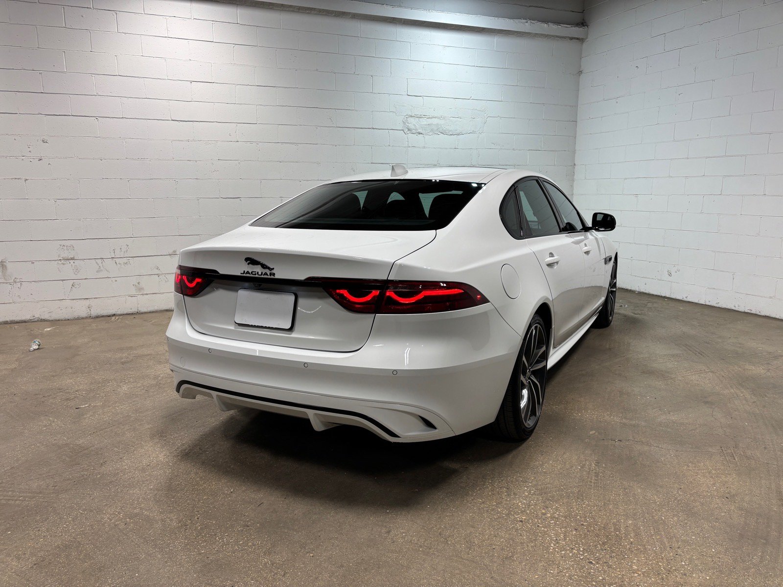 Used 2024 Jaguar XF R-Dynamic SE AWD/4WD image 7